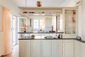 Kühlschrank, Ofen, Wasserkocher mit Kaffee-/Teezubehör, Toaster