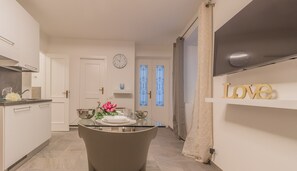 Kühlschrank, Wasserkocher mit Kaffee-/Teezubehör, Wasserkocher, Toaster