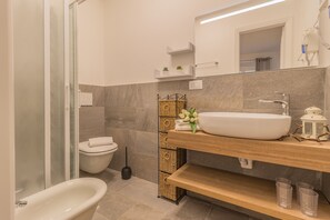 Shower, hair dryer, bidet, towels - Casa Camelia Varenna (Varenna)