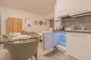 Fridge, stovetop, coffee/tea maker, toaster