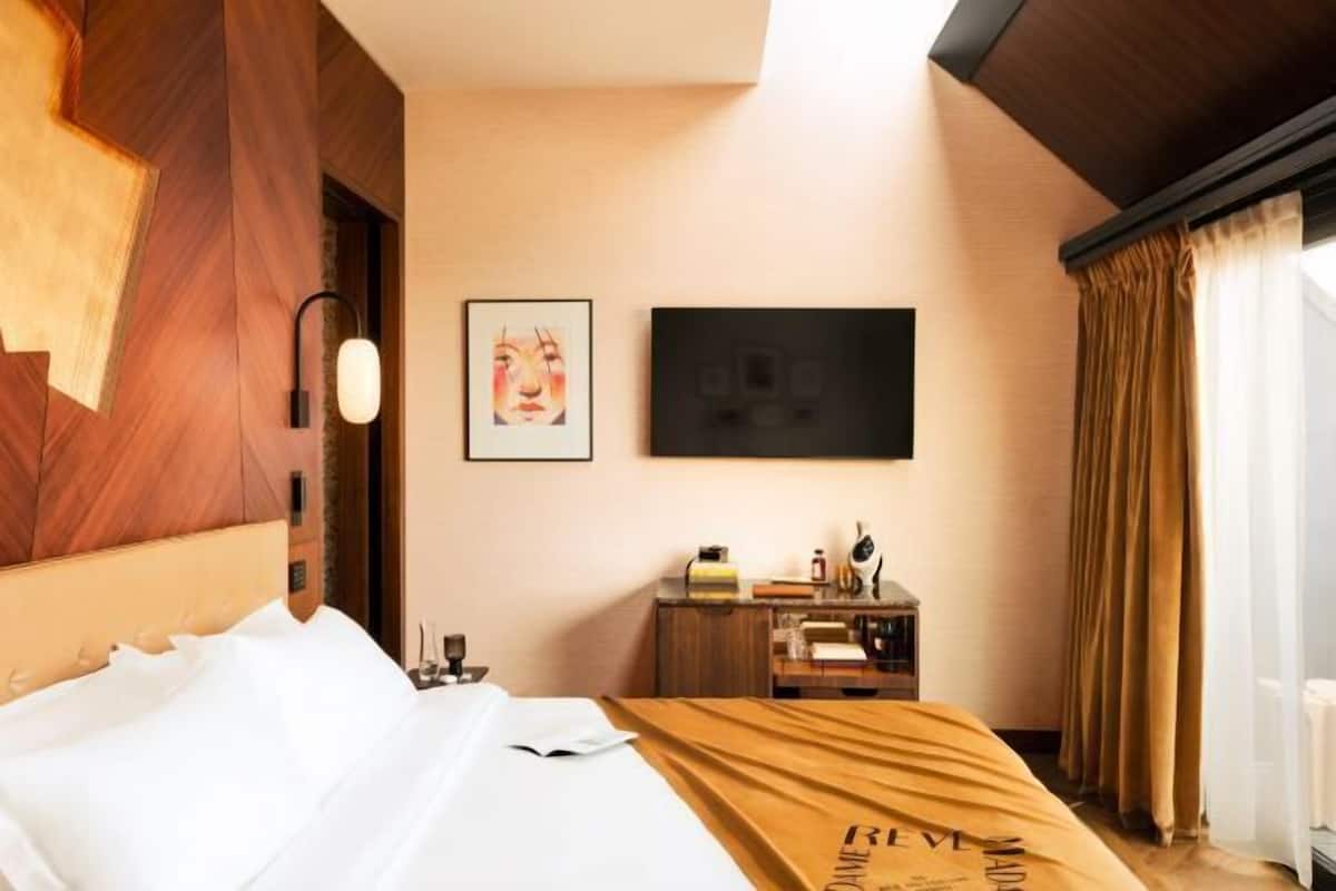 2 bedrooms, Egyptian cotton sheets, premium bedding, memory-foam beds