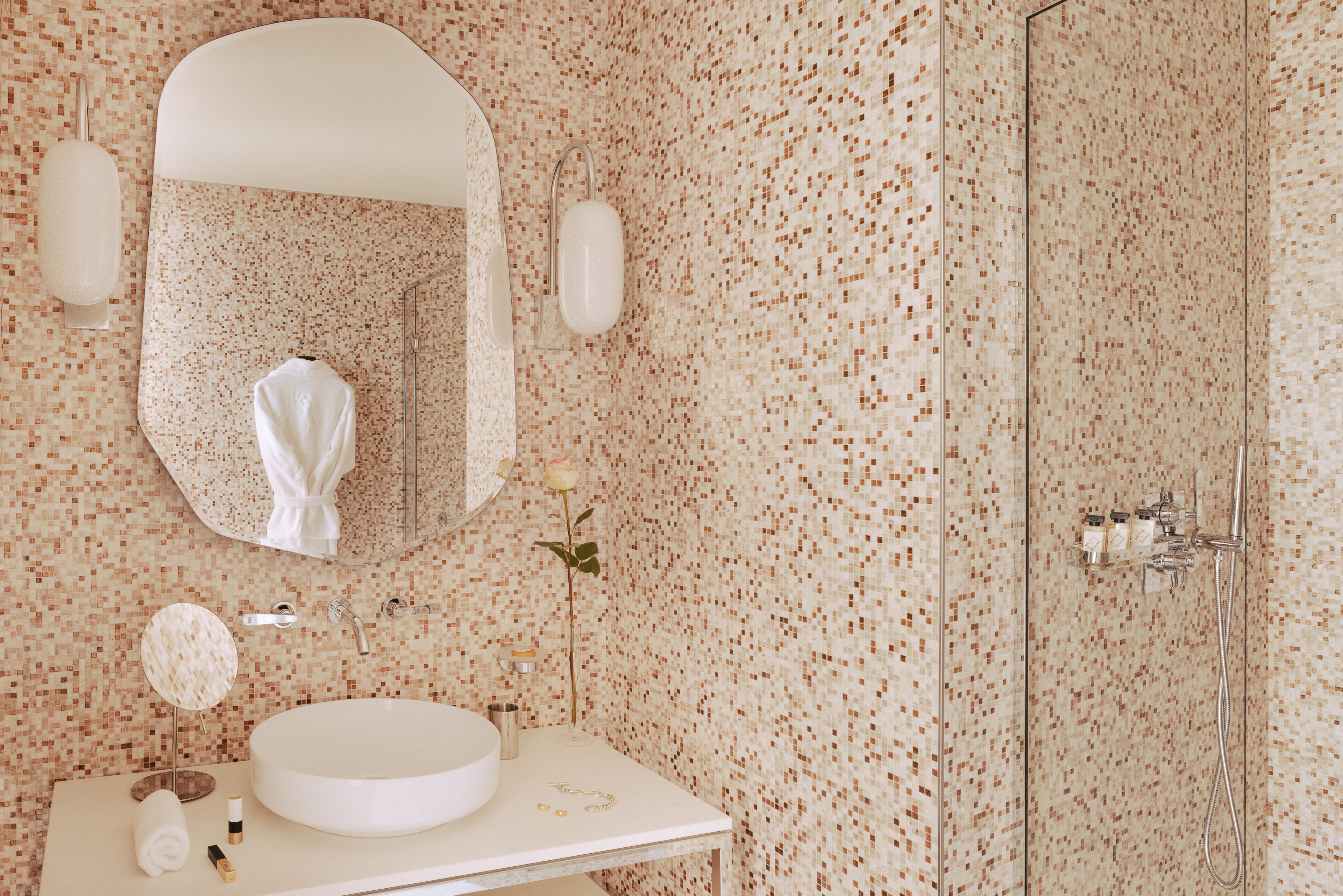 chambre deluxe vue jardin suspendu | bathroom | designer toiletries, hair dryer, bathrobes, slippers