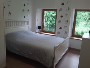 4 quartos, ferros/tábuas de passar roupa, berço de viagem