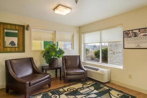 Interior - Hometowne Studios Lake Charles - Sulphur (Sulphur)