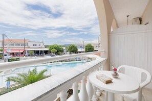 Habitación clásica con 2 camas individuales, vista a la alberca | Vista del balcón