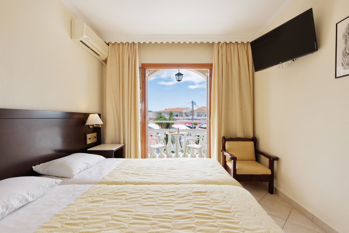 Classic Twin Room, Pool View | Desk, WiFi (free), bed sheets