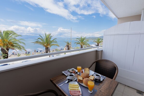 Daily continental breakfast (EUR 4 per person) - Aphrodite Beachfront Hotel (Corfu)