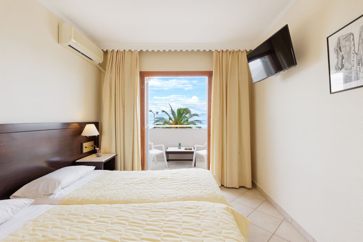 Classic Twin Room, Sea View | Desk, WiFi (free), bed sheets