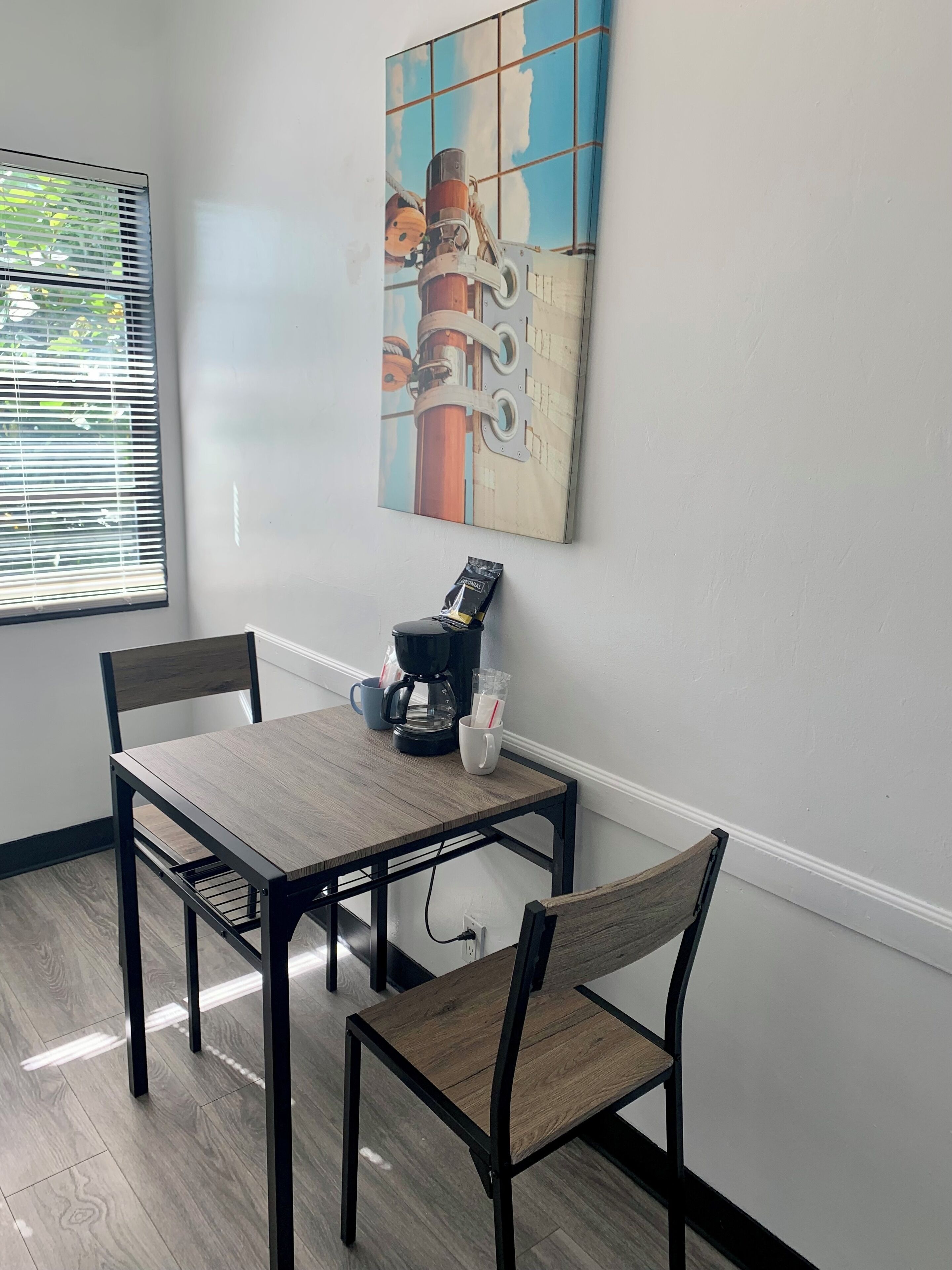 Pool View Double | Mobiliario individual, wifi gratis, ropa de cama