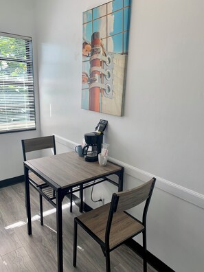 Pool View Double | 布置獨特、免費無線上網、床單