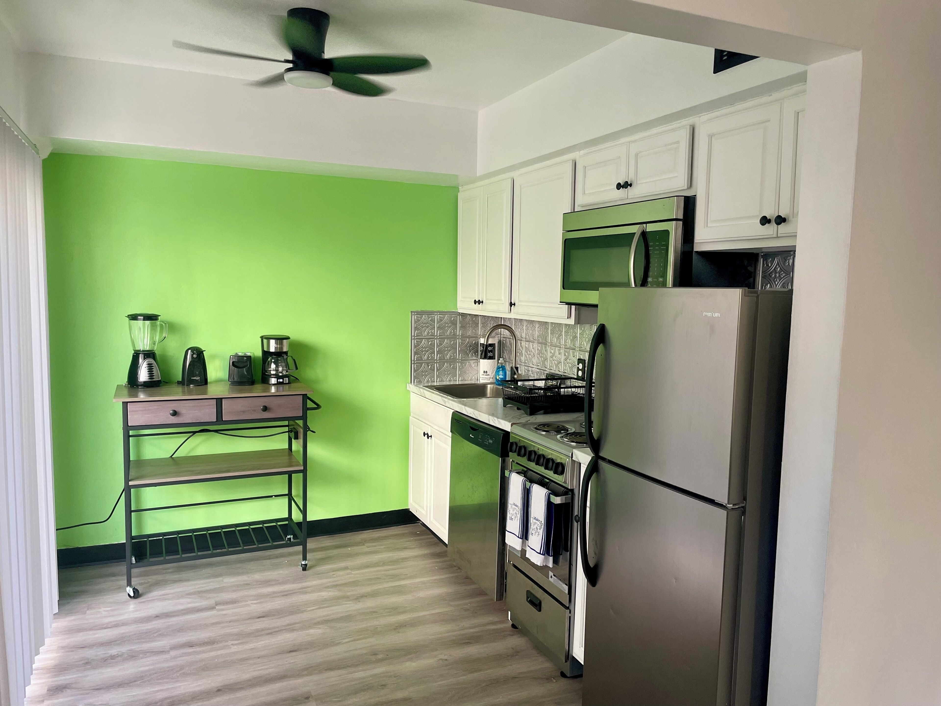 Pool View Design Suite H/J | Bếp riêng | Tủ lạnh, khăn giấy 