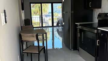 Muebles diferentes, wifi gratis y ropa de cama