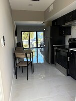 Muebles diferentes, wifi gratis y ropa de cama 