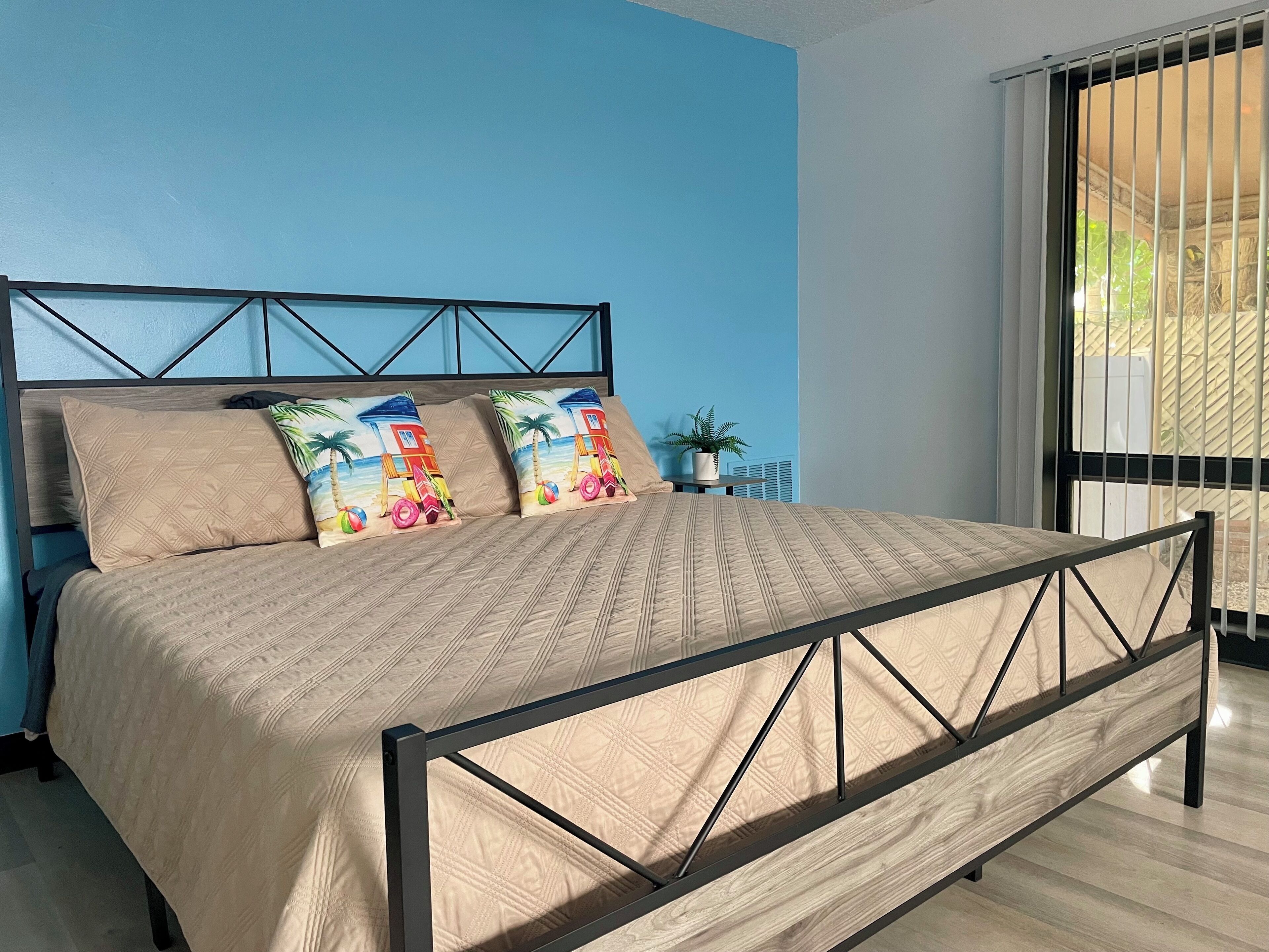 Pool View Design Suite H/J | Yksilöllisesti kalustettu, ilmainen Wi-Fi, vuodevaatteet