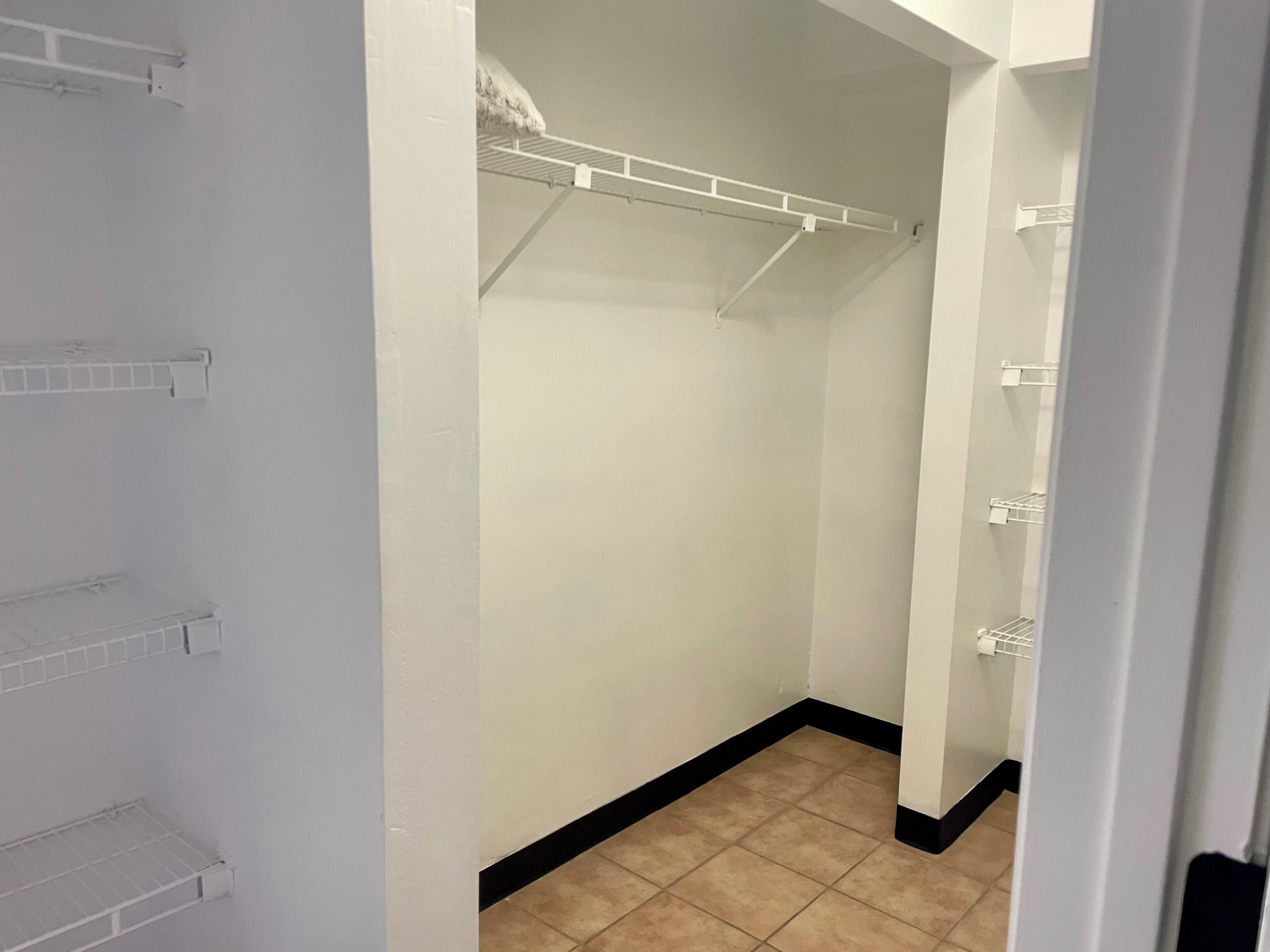 Pool View Design Suite H/J | 客室ごとに異なるインテリア、WiFi (無料)、ベッドシーツ