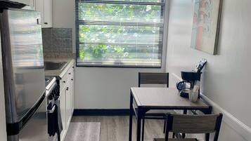 Pool View King | In-room dining