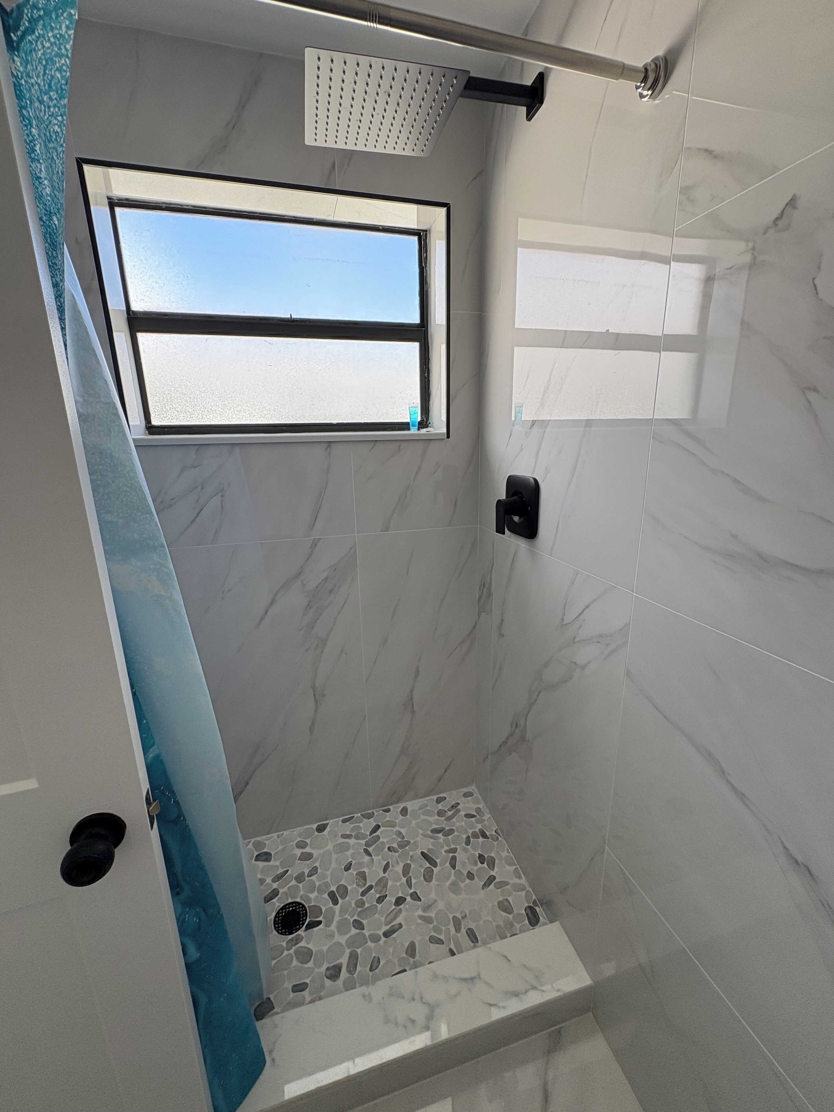 Apartamento superluxo | Banheiro | Secador de cabelo (mediante solicitação), toalhas de banho, sabonete 