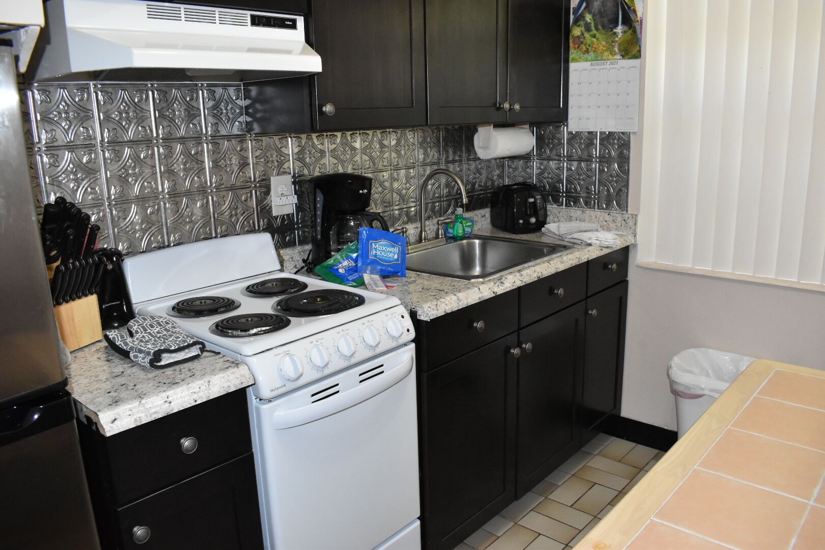 superior studio, pool view | private kitchen | fridge