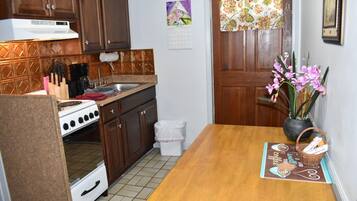 Ocean View King | Cozinha privada | Refrigerador em uma área comum, toalhas de papel