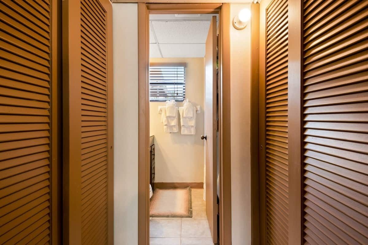 superior studio, pool view | wardrobe