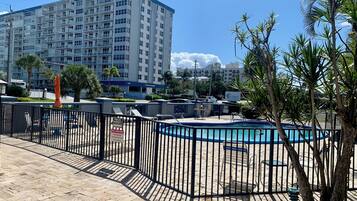 Piscine extérieure, parasols de plage, chaises longues
