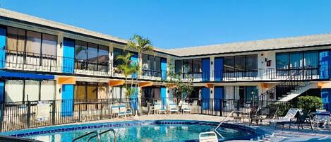 Pool View Double | Dilengkapkan perabot secara berasingan, Wi-fi percuma, cadar katil