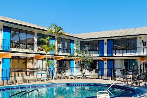 Pool View Double | Individually furnished, free WiFi, bed sheets