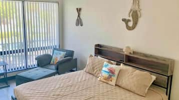 Muebles diferentes, wifi gratis y ropa de cama