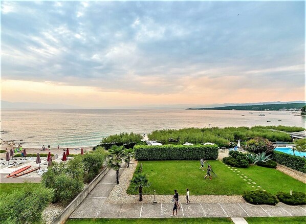 Property grounds - Princess ***** apartment with panoramic sea view (Malinska)