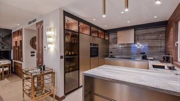 Kühlschrank, Herdplatte, Wasserkocher mit Kaffee-/Teezubehör, Toaster