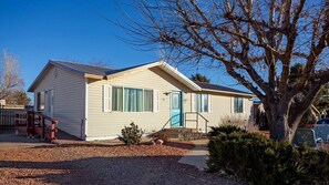 Exterior - Kanab Utah home with HUGE fenced in backyard-Pets Welcome! Near National Parks! (Kanab)
