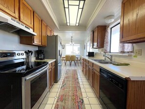 Fridge, microwave, oven, stovetop - Kanab Utah home with HUGE fenced in backyard-Pets Welcome! Near National Parks! (Kanab)