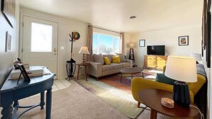 TV, offices - Kanab Utah home with HUGE fenced in backyard-Pets Welcome! Near National Parks! (Kanab)