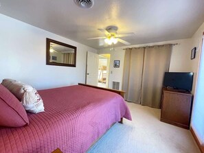 3 chambres, bureau, fer et planche à repasser, lit de bébé portatif