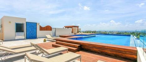 Alberca al aire libre y alberca en la azotea