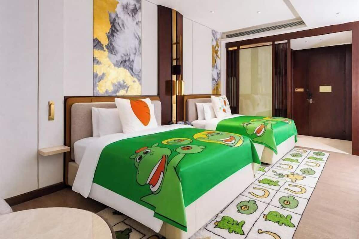 Premium bedding, Select Comfort beds, minibar, desk