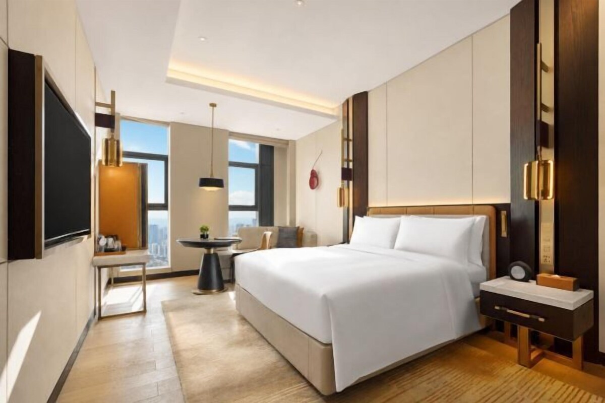 Premium bedding, Select Comfort beds, minibar, desk