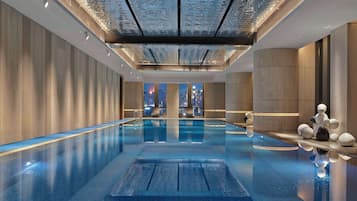 Indendørs pool, livreddere på stedet