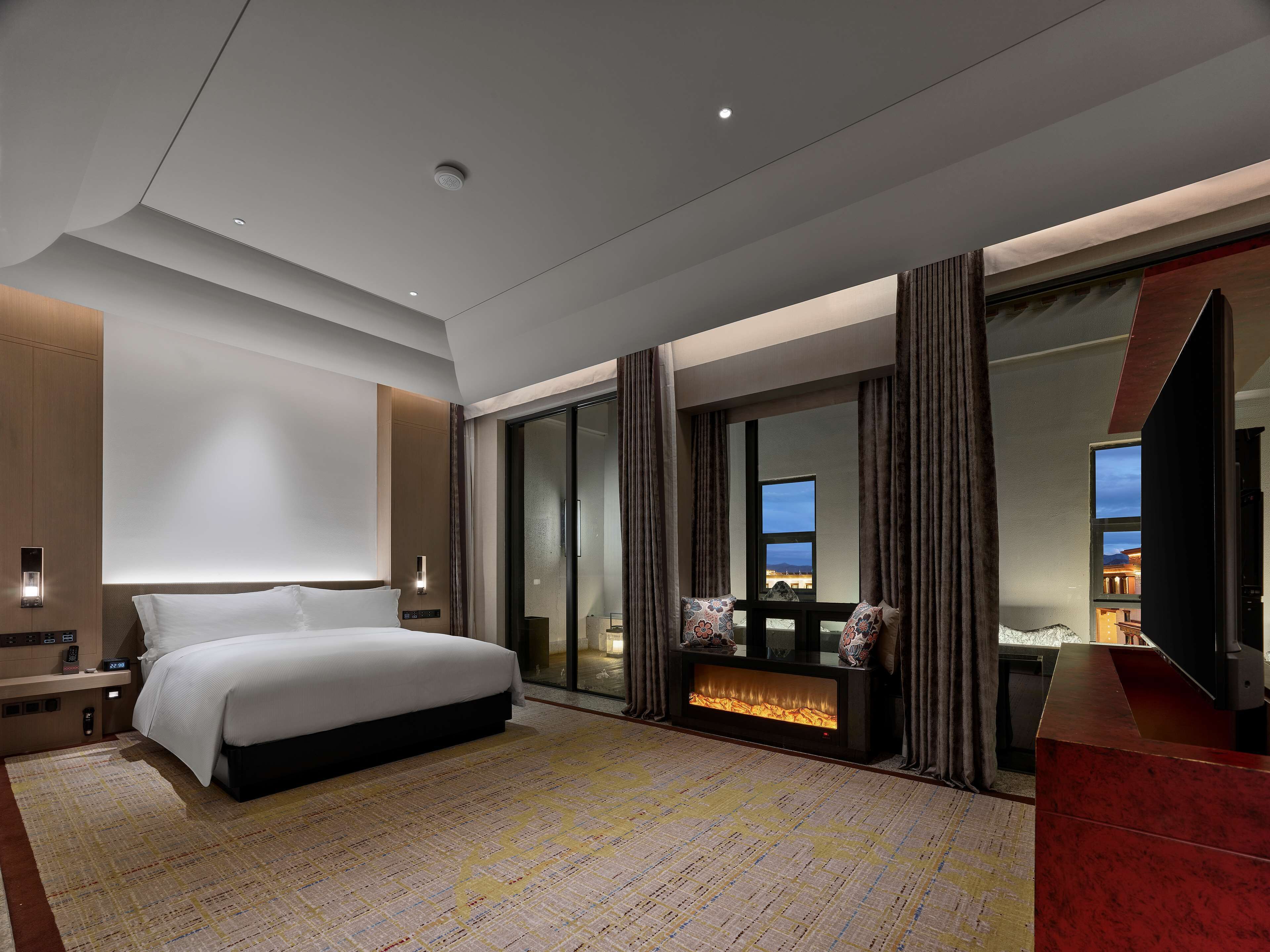 Premium Suite, 1 King Bed | Premium bedding, down comforters, minibar, in-room safe