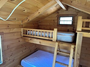1 bedroom, free WiFi - Log Cabin Sleeps four (Big Rapids)