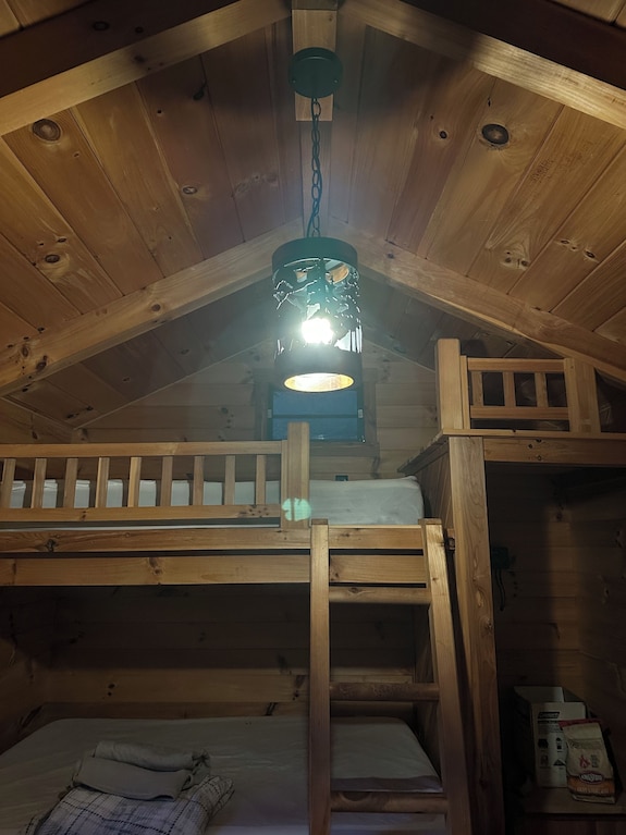 Log Cabin Sleeps Four - Michigan