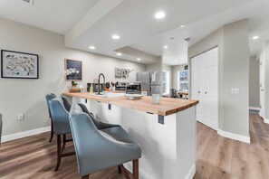 Fridge, microwave, oven, stovetop - Lake Views, Stylish, Clean and Large, Walk to Indoor and Outdoor Pool! (Branson)