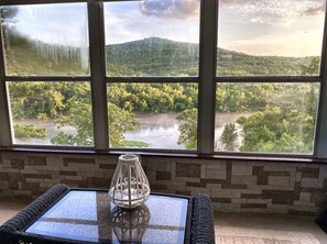 Interior - Lake Views, Stylish, Clean and Large, Walk to Indoor and Outdoor Pool! (Branson)