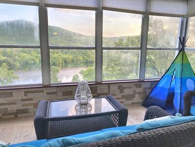 Lake Views, Stylish, Clean and Large, Walk to Indoor and Outdoor Pool!