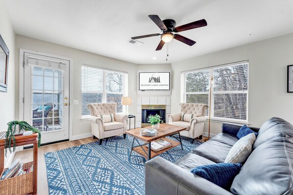 Smart TV, books - Lake Views, Stylish, Clean and Large, Walk to Indoor and Outdoor Pool! (Branson)