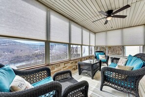 Smart TV, books - Lake Views, Stylish, Clean and Large, Walk to Indoor and Outdoor Pool! (Branson)