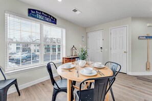 Dining - Lake Views, Stylish, Clean and Large, Walk to Indoor and Outdoor Pool! (Branson)