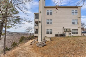Exterior - Lake Views, Stylish, Clean and Large, Walk to Indoor and Outdoor Pool! (Branson)