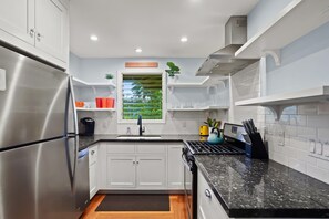 Kjøleskap, mikrobølgeovn, ovn og kokeplater