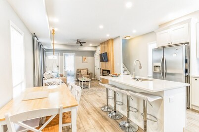 113 N Ohio  (Full House) · Outlets ★ Convention Center ★ Parking   ★Sleeps 14